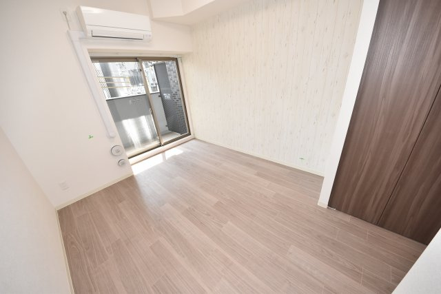 プレサンス立売堀ベルヴィルの寝室|階数によって建具や床材の色が違います