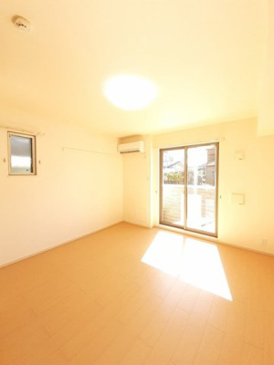 【居間・リビング】 | カーサ　アルベロディピノＢ | 内装もきれいです