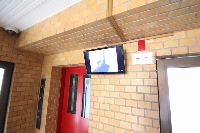 シャトー桜井の防犯設備|エレベーターモニター