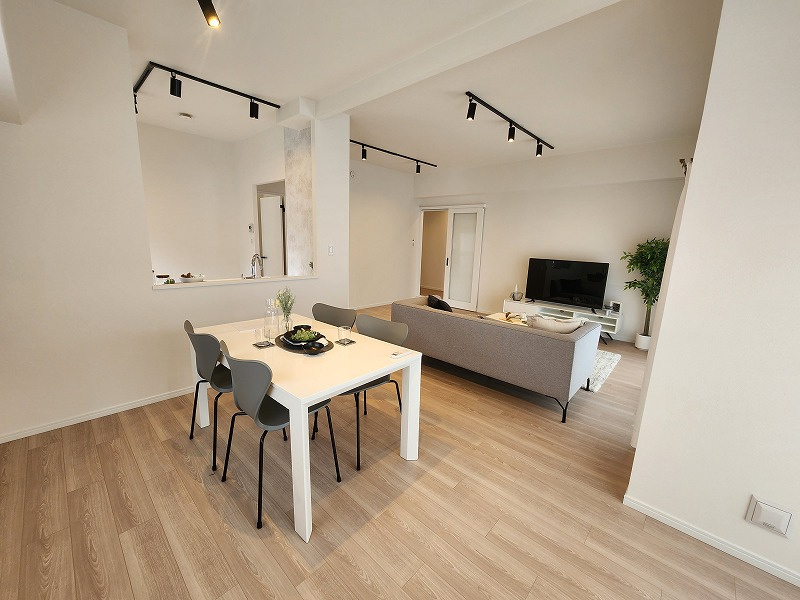 シャトー桜井の居間・リビング|こちらのリビングで趣味の時間をお楽しみください