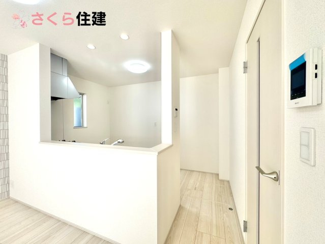 西川田東町306番　A棟のキッチン|対面式システムキッチン。リビングを見渡せるキッチンで家族の様子をうかがいながら料理がはかどりそう！