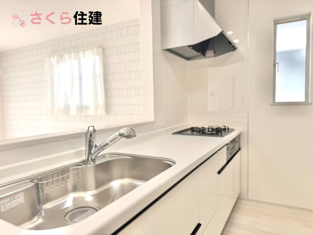 西川田東町306番　A棟のキッチン|お子様と並んで料理をしても余裕のゆとりのキッチン。お子様と一緒に料理も叶いますよ♪