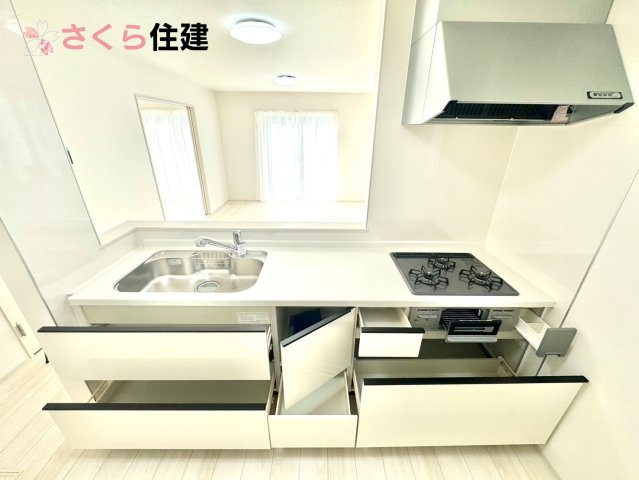 西川田東町306番　A棟のキッチン|キッチン下収納は奥まで引き出せるので、大きく屈まなくても楽に必要なものがパッと取り出せます！