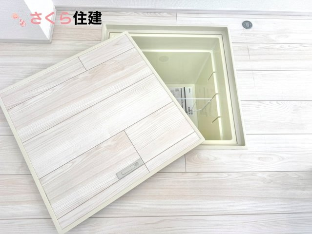 西川田東町306番　A棟の収納|床下収納は長期保存できる食材などの保管に適しており、収納すれば家全体をスッキリ見せることができます。