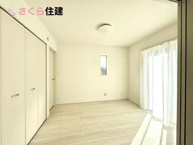 西川田東町306番　A棟の洋室|リビング横の洋室は、思い切りお子様が遊べるキッズスペースにぴったり！押入はおもちゃをすっきり収納♪
