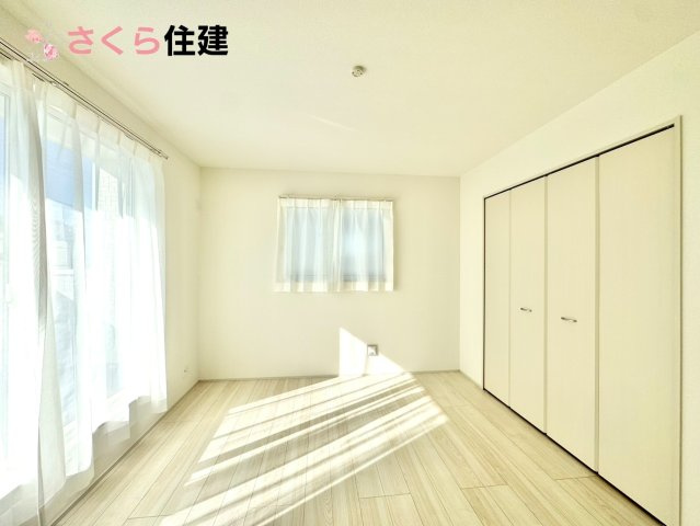 西川田東町306番　A棟の洋室|各部屋に収納あります！荷物が多い子育て世代や、趣味道具の多い方にもうれしいですね！