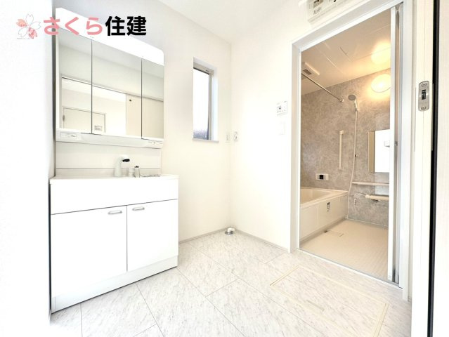 西川田東町306番　A棟の独立洗面台|ゆとりある広さの洗面所。両サイド収納の洗面台で、二人ならんで同時の身支度もスムーズです