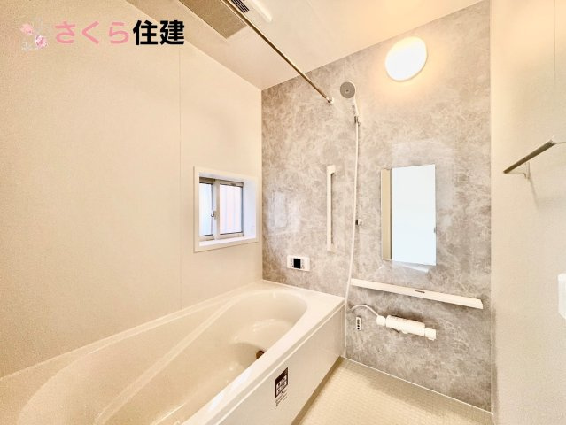 西川田東町306番　A棟の浴室|梅雨の時期は大活躍の浴室乾燥機！家族の数だけ増える洗濯物もしっかり乾かせます