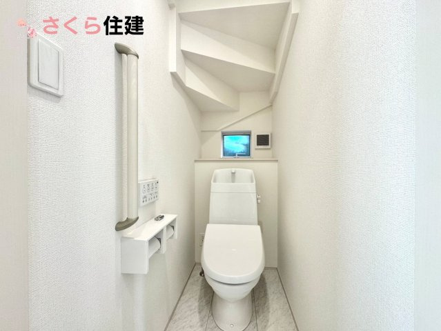 西川田東町306番　A棟のトイレ|トイレは各階完備。夜、トイレに起きても、2階の寝室から1階のトイレに降りる必要はありません。