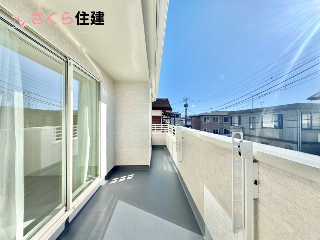 西川田東町306番　A棟のバルコニー|ワイドバルコニー♪家族全員分の布団もゆったり並べられるます♪
