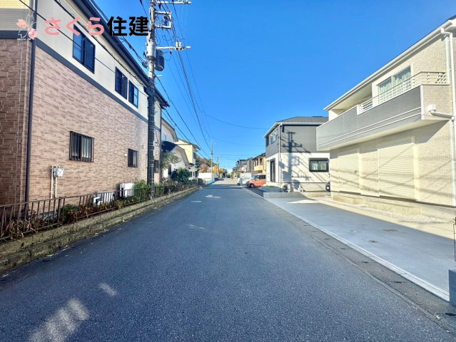西川田東町306番　A棟の前面道路含む現地写真|前面道路南側公道約６ｍ！車通りが少ない為出入りしやすいです♪