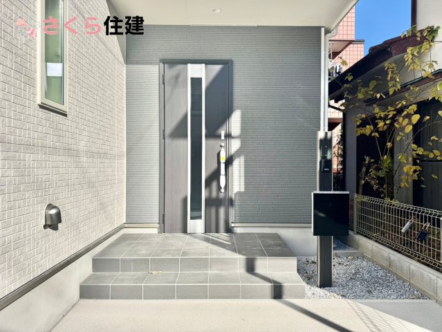 西川田東町306番　A棟の玄関|玄関扉はスマートキー対応で、両手に荷物があっても楽に簡単開け閉め！もちろんモニター付きインターホン！