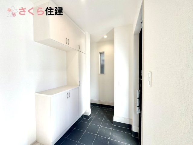 西川田東町306番　A棟の玄関|人を迎え入れる最初の場所は清潔感がある空間にして、帰った時も『我が家』を最初に感じて貰える素敵な空間