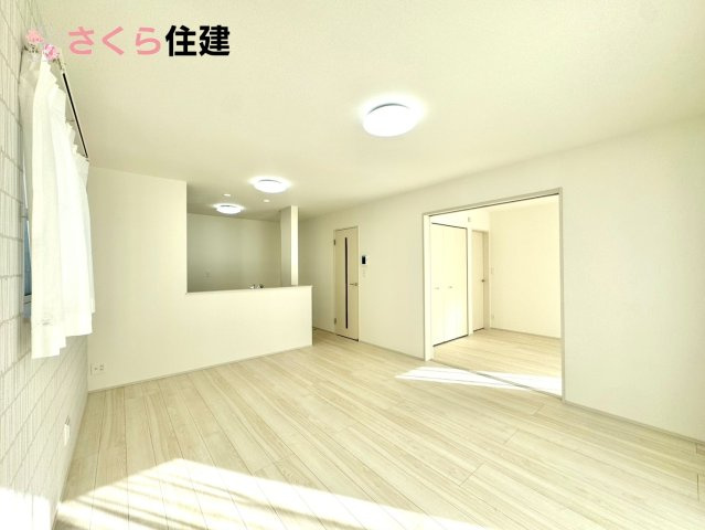 西川田東町306番　A棟の居間・リビング|15帖LDKはキッチンで家事をしながらでもお子様に一対一で向き合える時間が作れます！！
