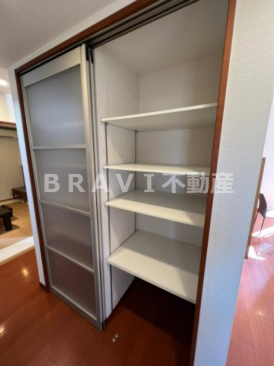 奈良県奈良市藤ノ木台2丁目戸建て　BRAVI不動産の収納|【奈良県奈良市藤ノ木台2丁目戸建て】大容量のパントリーです