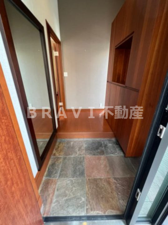 奈良県奈良市藤ノ木台2丁目戸建て　BRAVI不動産の玄関|【奈良県奈良市藤ノ木台2丁目戸建て】収納もある玄関です