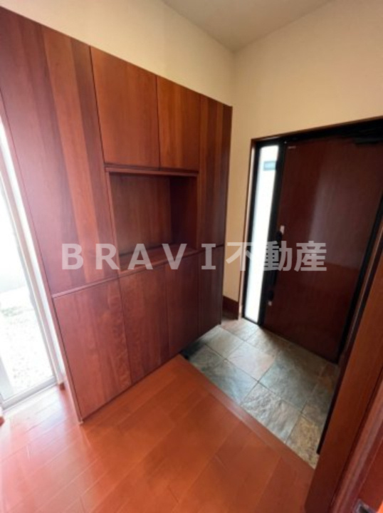 奈良県奈良市藤ノ木台2丁目戸建て　BRAVI不動産の玄関|【奈良県奈良市藤ノ木台2丁目戸建て】シンプルで使いやすい玄関です