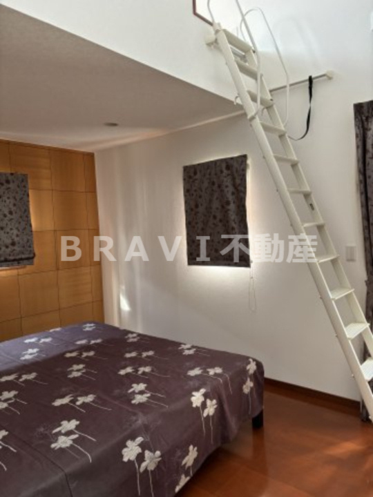 奈良県奈良市藤ノ木台2丁目戸建て　BRAVI不動産のその他|ロフト付きの主寝室です