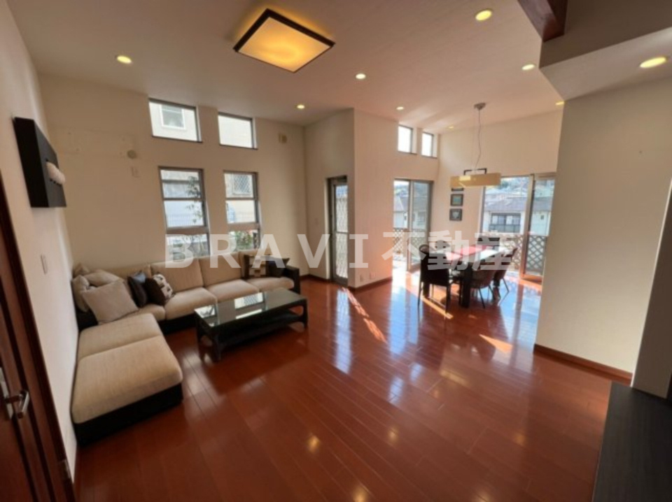 奈良県奈良市藤ノ木台2丁目戸建て　BRAVI不動産の居間・リビング|【奈良県奈良市藤ノ木台2丁目戸建て】おしゃれなリビングです