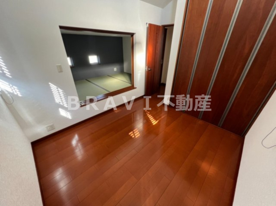 奈良県奈良市藤ノ木台2丁目戸建て　BRAVI不動産の洋室|【奈良県奈良市藤ノ木台2丁目戸建て】広々とした洋室です