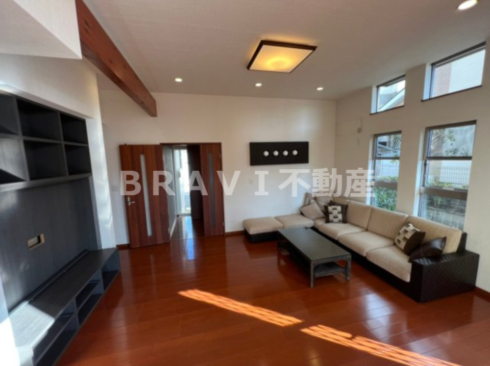 奈良県奈良市藤ノ木台2丁目戸建て　BRAVI不動産の居間・リビング|【奈良県奈良市藤ノ木台2丁目戸建て】ゆったりとした居間です