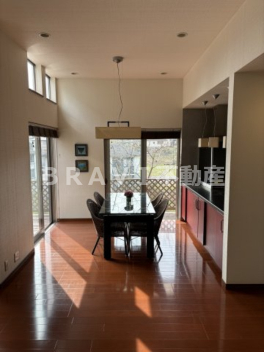 奈良県奈良市藤ノ木台2丁目戸建て　BRAVI不動産の居間・リビング|【奈良県奈良市藤ノ木台2丁目戸建て】こちらの居間で趣味の時間をお楽しみください