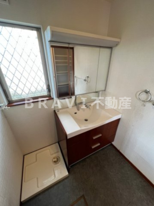 奈良県奈良市藤ノ木台2丁目戸建て　BRAVI不動産の独立洗面台|【奈良県奈良市藤ノ木台2丁目戸建て】朝の身支度には欠かせない独立洗面化粧台