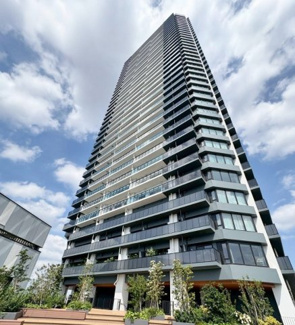 【外観】 | 陽光浴びる外観がシンプルな外観をより際立たせ、人々の記憶に存在感を植え付けます。