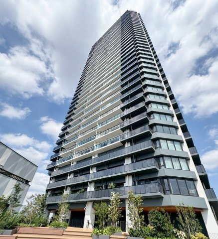 【外観】 | ザ・タワー十条 | 陽光浴びる外観がシンプルな外観をより際立たせ、人々の記憶に存在感を植え付けます。