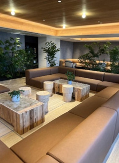 【その他共用部分】 | ロビーの待合には、重厚感あるソファーが設置されています。