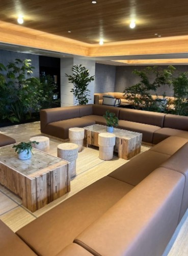 【その他共用部分】 | ザ・タワー十条 | ロビーの待合には、重厚感あるソファーが設置されています。