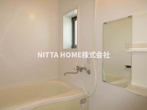 アプリコットの浴室|衛生面でも嬉しい浴室小窓付き◆