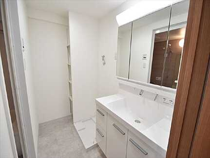 ファミール江波公園リバーサイド参番館の独立洗面台