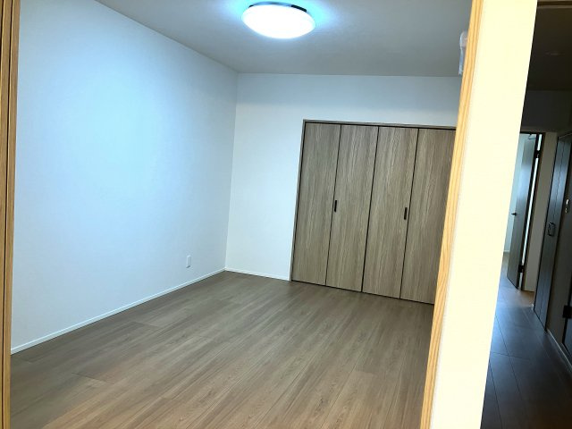 リビング横の5帖洋室にはクローゼットも完備されております。