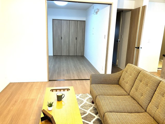 広々としたリビングには大き目のソファーを設置してくつろぎこともできます。また、リビングからの洋室は続き間としてもご使用いただけます。