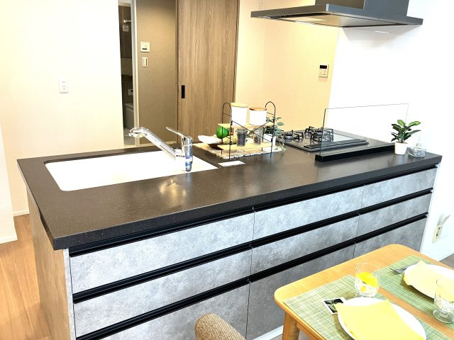 ご家族や友人と一緒にお料理が楽しめるアイランド風のシステムキッチンを採用。