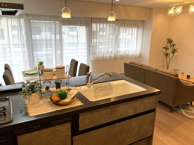 キッチンからはリビングを見渡せますので、家族の団らんを楽しみならお料理ができます。