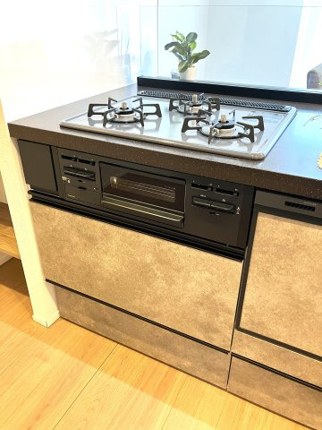 便利な三口コンロで時短料理が可能に♪