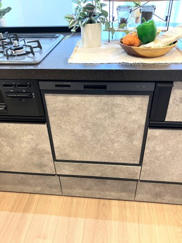 システムキッチンには主婦の味方の食洗器も付いています。