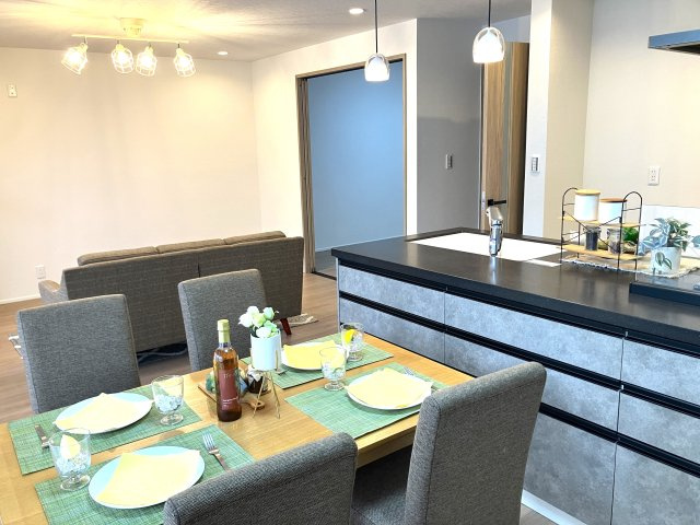 使い勝手の良いリビングダイニングです。ご家族とのコミュニケーションが取りやすい間取りとなっております。