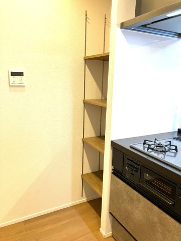 キッチン横には食品棚も完備されており備品の出し入れがスムーズです。