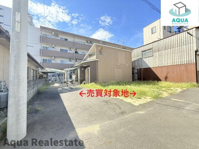 仏生山町甲　中古住宅の前面道路含む現地写真|前面道路含む現地写真です
道路から物件までと道路右側の空き地も売買対象地です
(3-5台駐車可能)