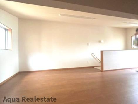 仏生山町甲　中古住宅の居間・リビング|２階は勾配天井のロフトスペースです