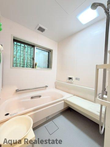 仏生山町甲　中古住宅の浴室|ゆったり過ごせるお風呂です
（風呂トイレ窓格子付）