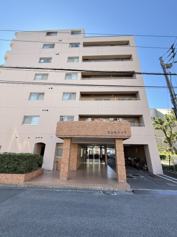 三番町ハイツの外観|玄関を開けると、自分だけの安らぎの空間が広がり、外の忙しさを忘れて「私」に戻れる場所。平坦なアプローチからスムーズに繋がる玄関は、重い荷物を持って帰る日も優しく迎え入れてくれる。