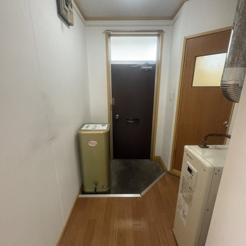 マンション城の玄関