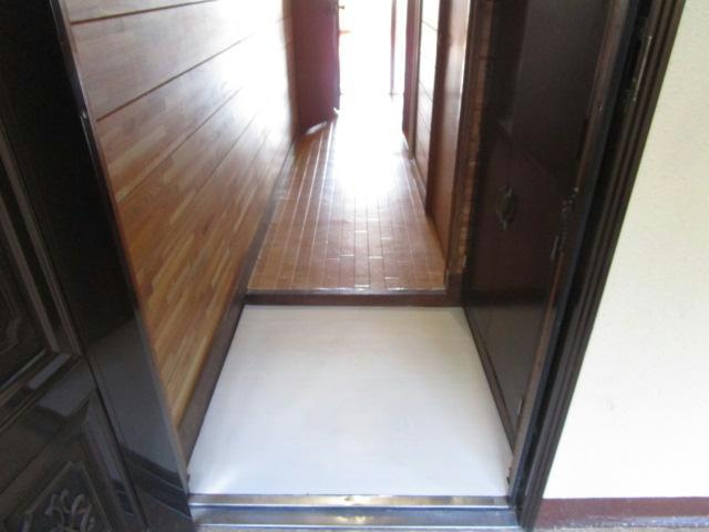 ホワイトハウス（柏木町）の玄関