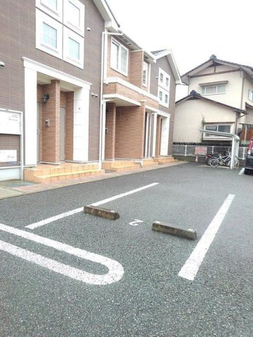 熊本市中央区黒髪６丁目のアパートの駐車場|駐車場があるので、車を買う予定の方も安心です