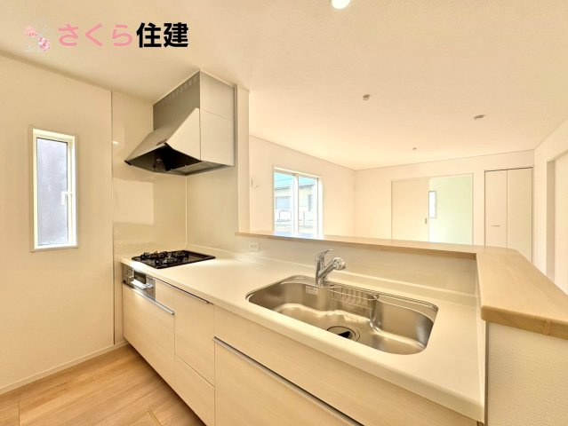 クレイドルガーデン　宇都宮市川田町第6　５号棟のキッチン|お子様と並んで料理をしても余裕のゆとりのキッチン。お子様と一緒に料理も叶いますよ♪		
