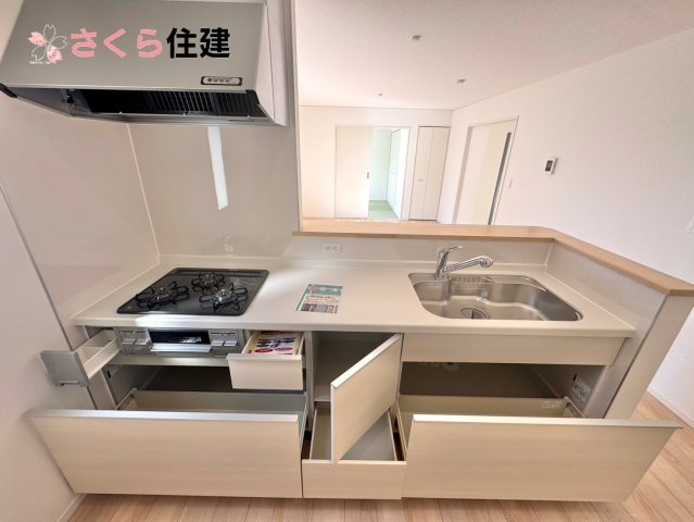 クレイドルガーデン　宇都宮市川田町第6　５号棟のキッチン|キッチン下収納は奥まで引き出せるので、大きく屈まなくても楽に必要なものがパッと取り出せます！